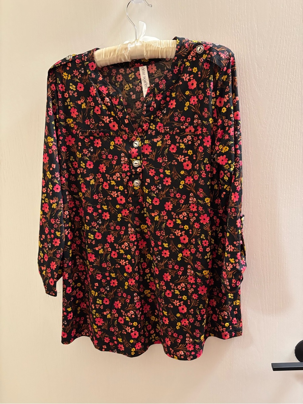 Dear Scarlett Women's Black Floral V-Neck Button Tunic Top - Pink & Green Small